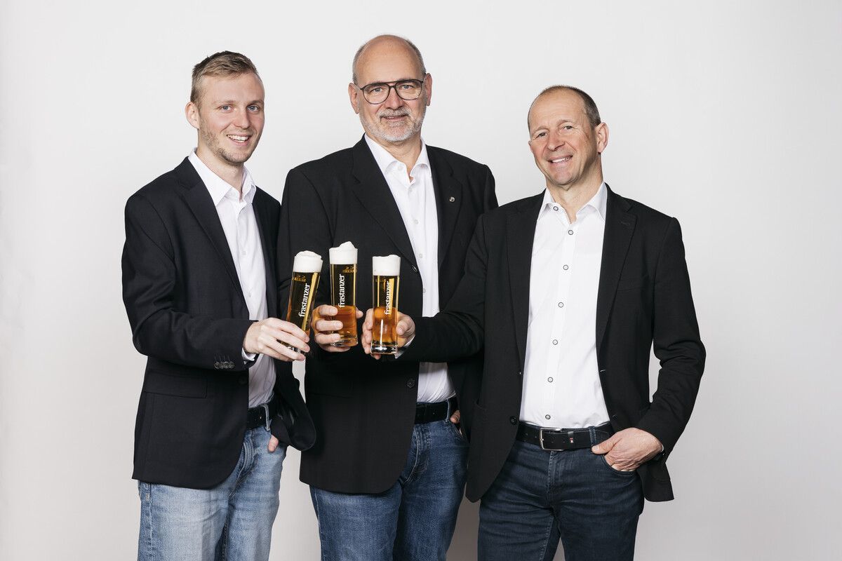 Laurin Bernhart, Martin Koch und Kurt Michelini stoßen auf die Zukunft der Brauerei Frastanz an. ⇒Brauerei/Mathis
