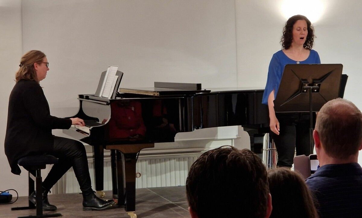 Lehrerin Britta Wagener-Kuhn begleitet die Schüler am Flügel. ⇒Hefel