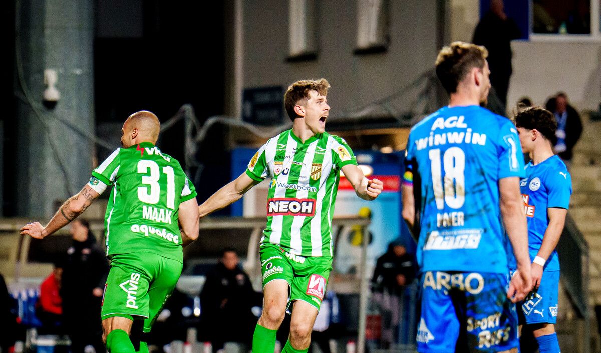 Lenn Jastremski (Mitte) und Matthias Maak bejubeln nicht nur den Sieg im Schlager beim FAC, sondern auch den Sprung an die Tabellenspitze der 2. Liga.⇒gepa