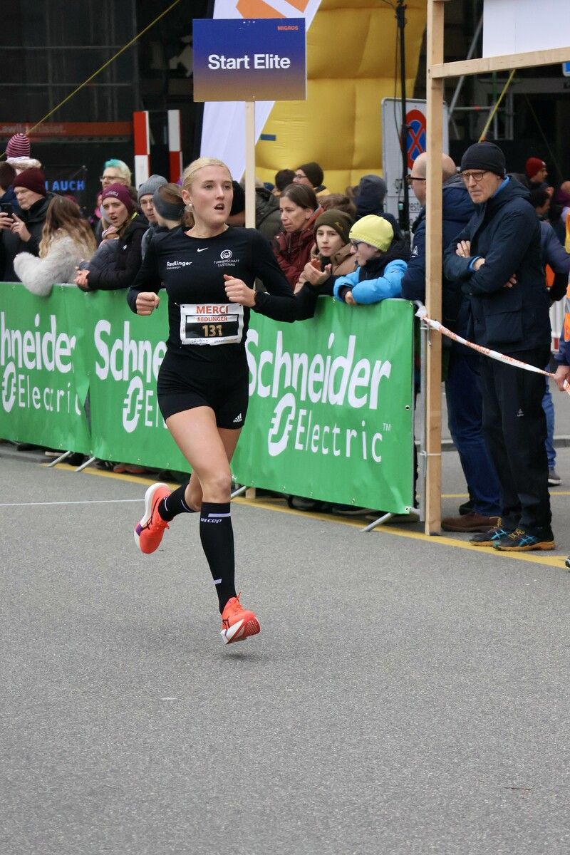 Lisa Redlinger zeigte beim Rhylauf in Oberriet auf.⇒Privat