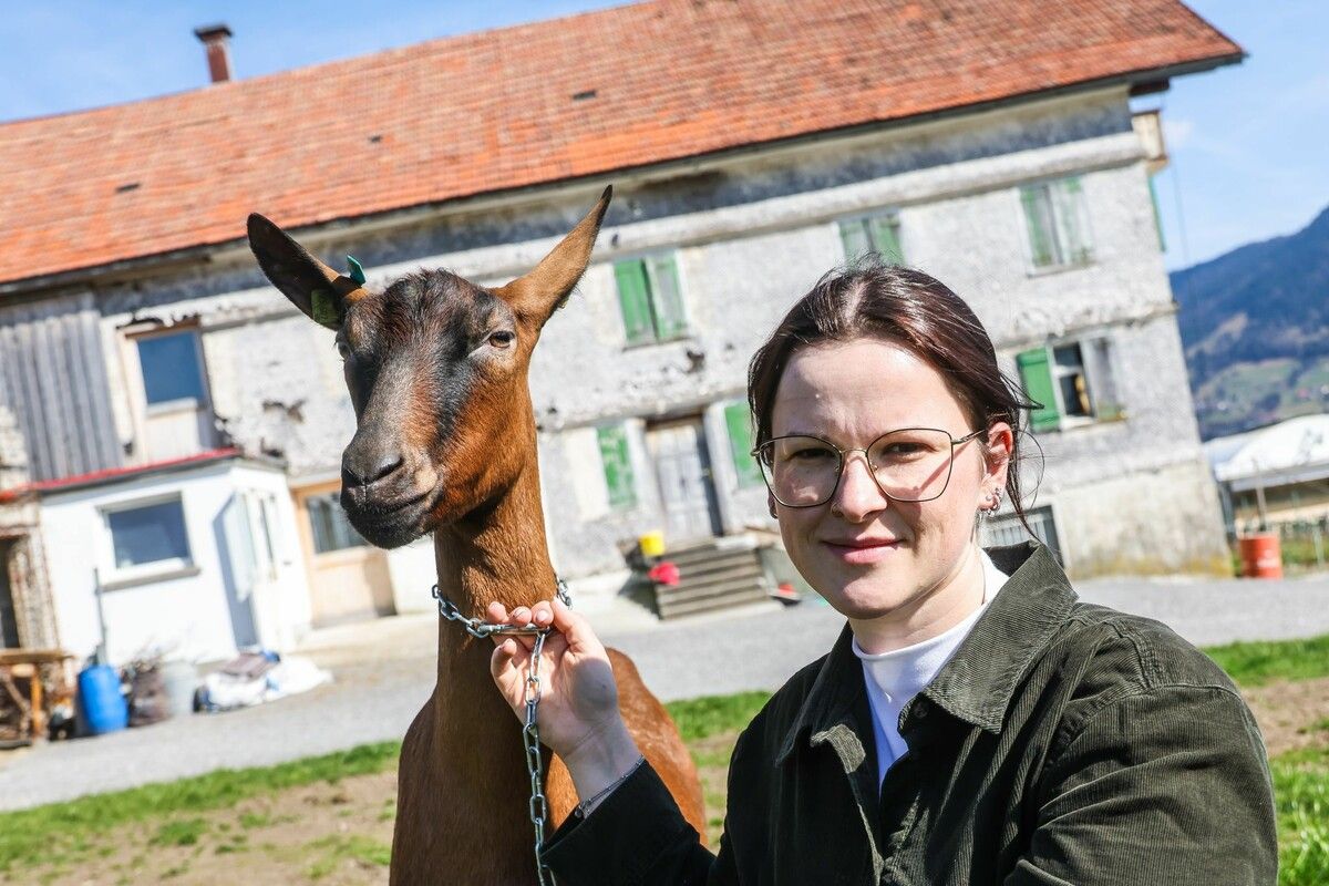 Lisa Sophia Raffl vor dem Bauernhof, den Claudio gepachtet hat. Hier leben an die 200 Ziegen, die versorgt werden müssen. ⇒VN/Steurer