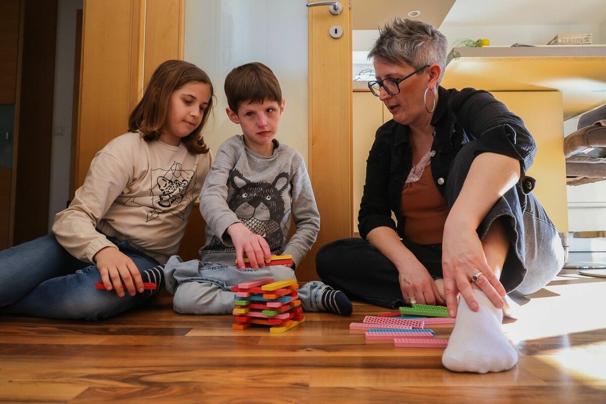 Luca Bleiker mit seiner Schwester Anna und Mutter Sabine. Ausufernde Bürokratie macht der Familie das Leben schwer.⇒VN/Steurer
