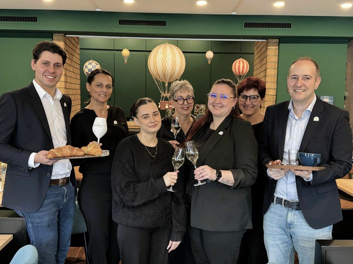 Manuel Vetter und Claudio Errico mit ihrem Bludenzer „La Café“-Team bei der feierlichen Eröffnung.⇒ Sigrid Juen (3)