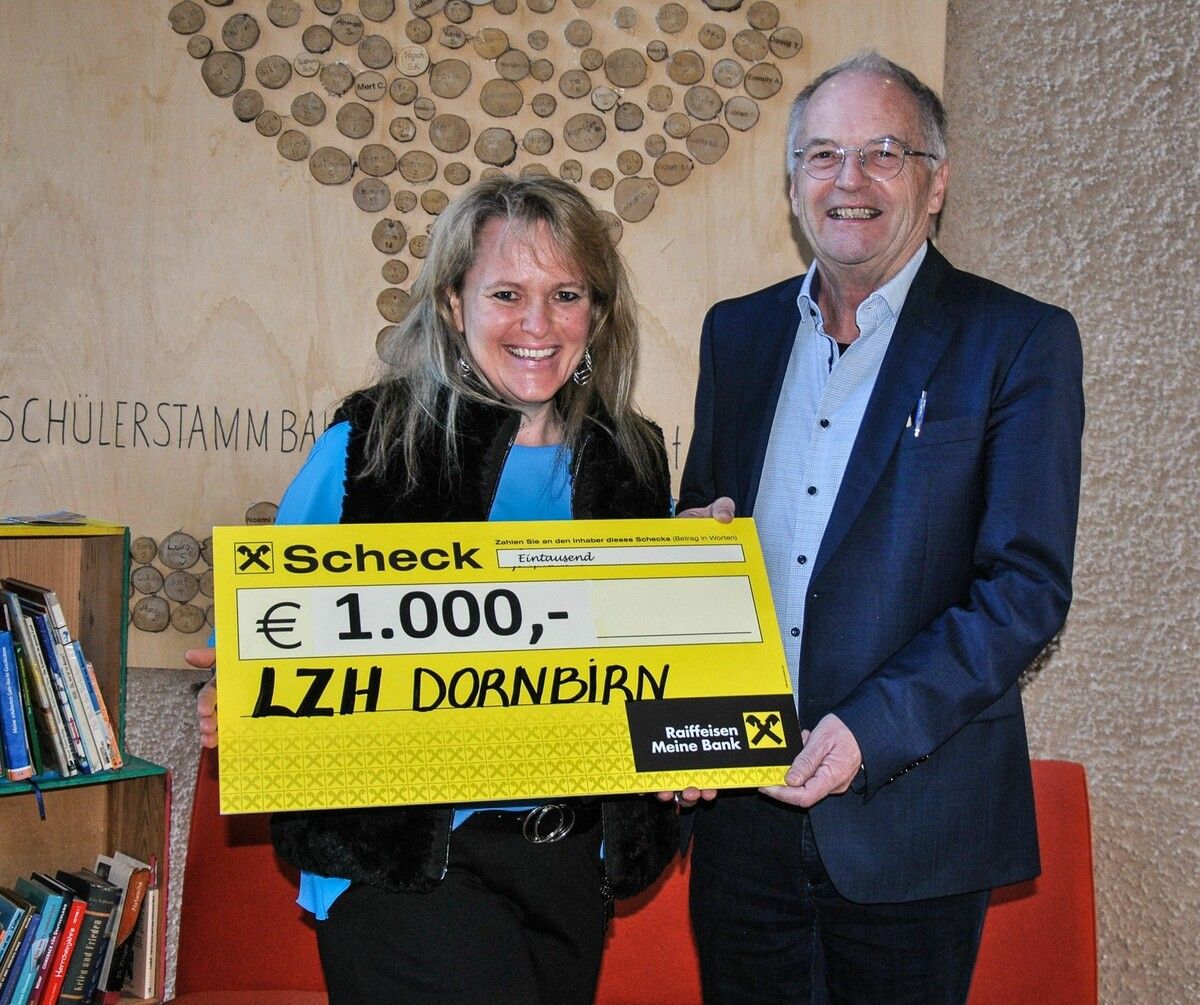 Margit Vögel von der Frauenbewegung Doren überreichte LZH-Geschäftsführer Johannes Mathis die Spende. ⇒Bvs