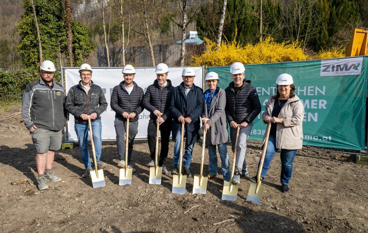 Markus Lercher und Alexander Pfanner (Hilti & Jehle), Niklas Vogt, Claudio Kohler (ZIMA), Josef und Berghilde Buxbaum (Käufer), Christian Schenk (ZIMA) und Carmen Reiter (Käuferin, v. l.).