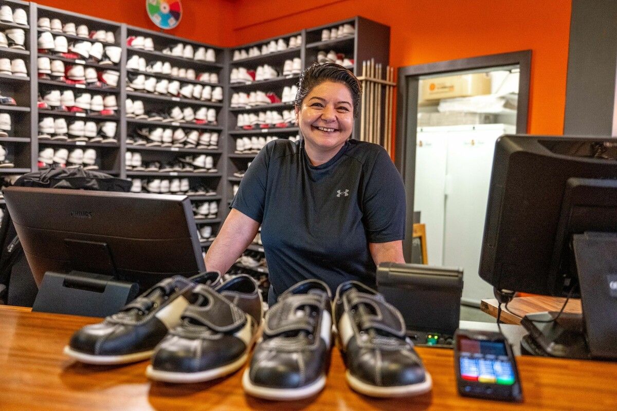 Marsi Isik ist die Betreiberin des neuen Bowlingcenters in Hohenems. ⇒VN/Beate Rhomberg