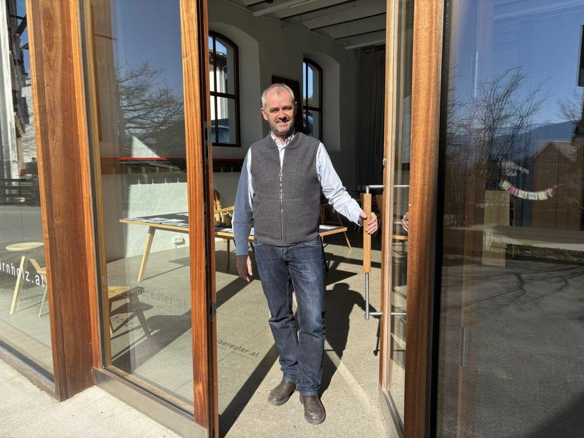 Martin Bereuter in seinem Ausstellungsraum in Lingenau. ⇒VN/Grundner (2)