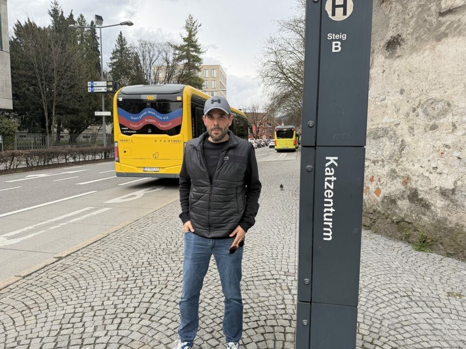 Martin Pfeffer an der Haltestelle „Katzenturm“.⇒VOL.AT/Robert Weber (3)