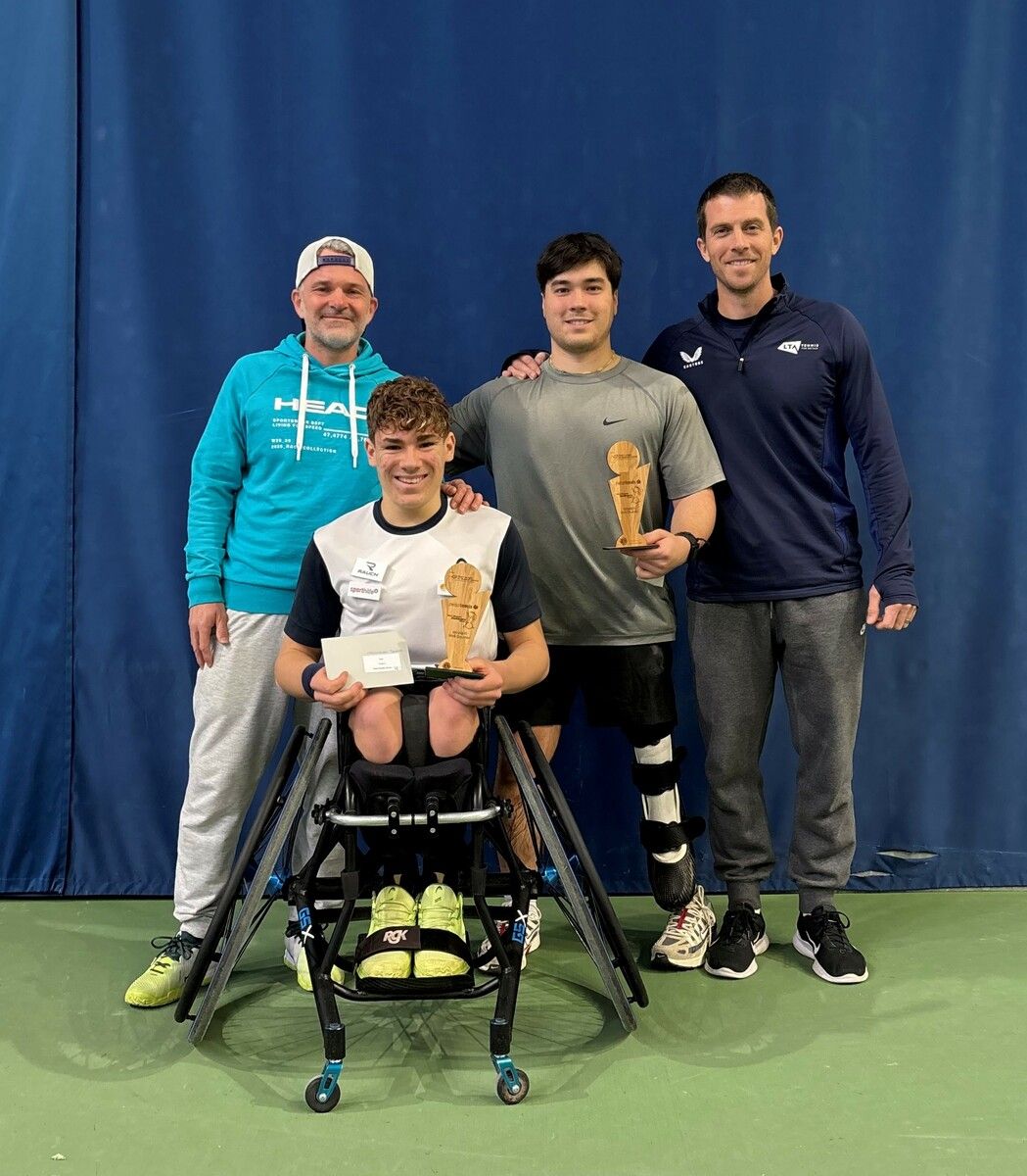 Maxi Taucher mit Athletiktrainer Mike Burtscher (l.), Doppelpartner Dahnon Ward und dessen Trainer. ⇒Privat