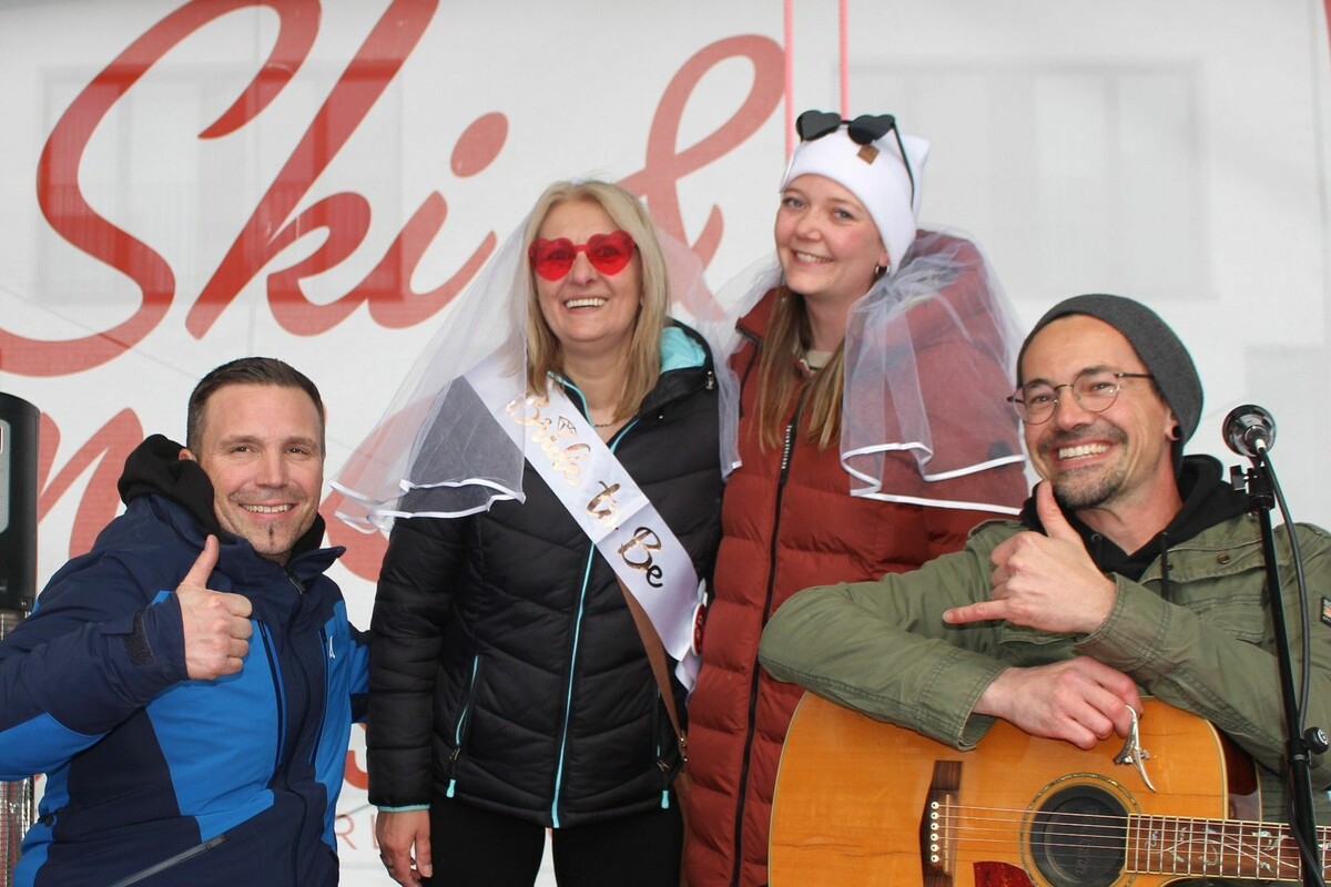 Michaela aus dem Lechtaler Häselgehr und Annabell aus Bezau unterstützten Falke & Eule auf der Warther Bühne. ⇒stp (3)