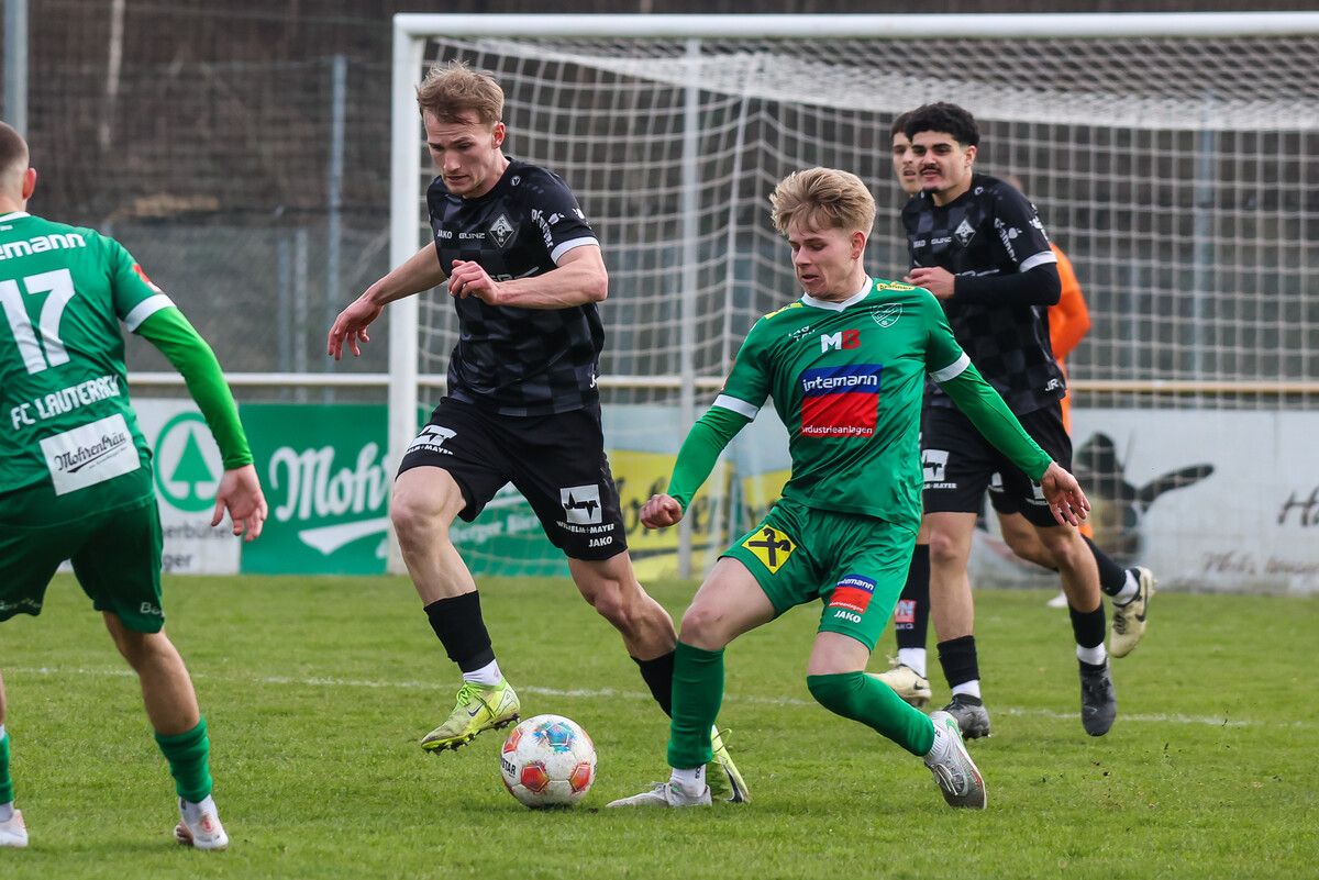 Mike de Man (im schwarzen Dress) erzielte ein Traumtor für Altach II.⇒VN-STEURER