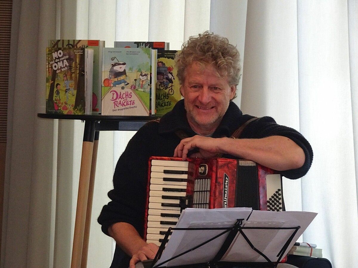 Mit Akkordeon und Text begeisterte der Autor sein junges Publikum.⇒cth (3)