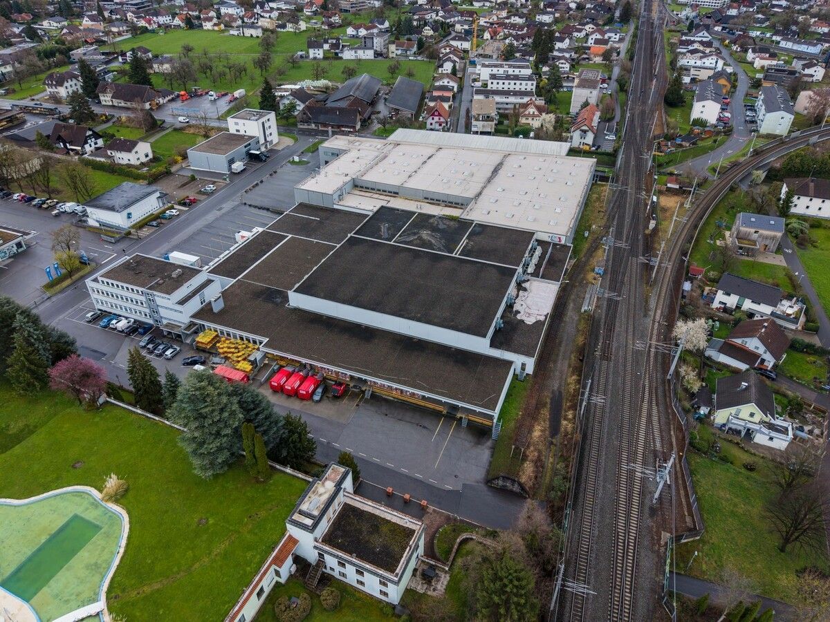 Mit Bahnanschluss: Gewerbekomplex im unteren Rheintal steht zum Verkauf. ⇒VN/Steurer