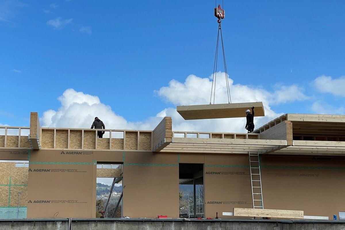 Mit dem Aufrichten der ersten Bauteile wird der Wiederaufbau sichtbar.⇒STD