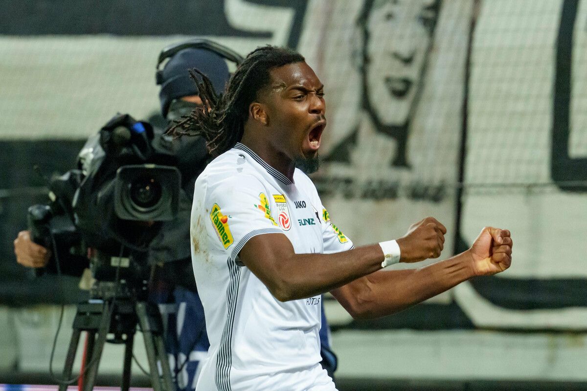 Mit seinem späten Kopfballtor zum 1:1-Endstand gegen SK Rapid hielt Yann Massombo seinen SCR Altach im Rennen um einen Platz im Meister-Play-off.⇒apa