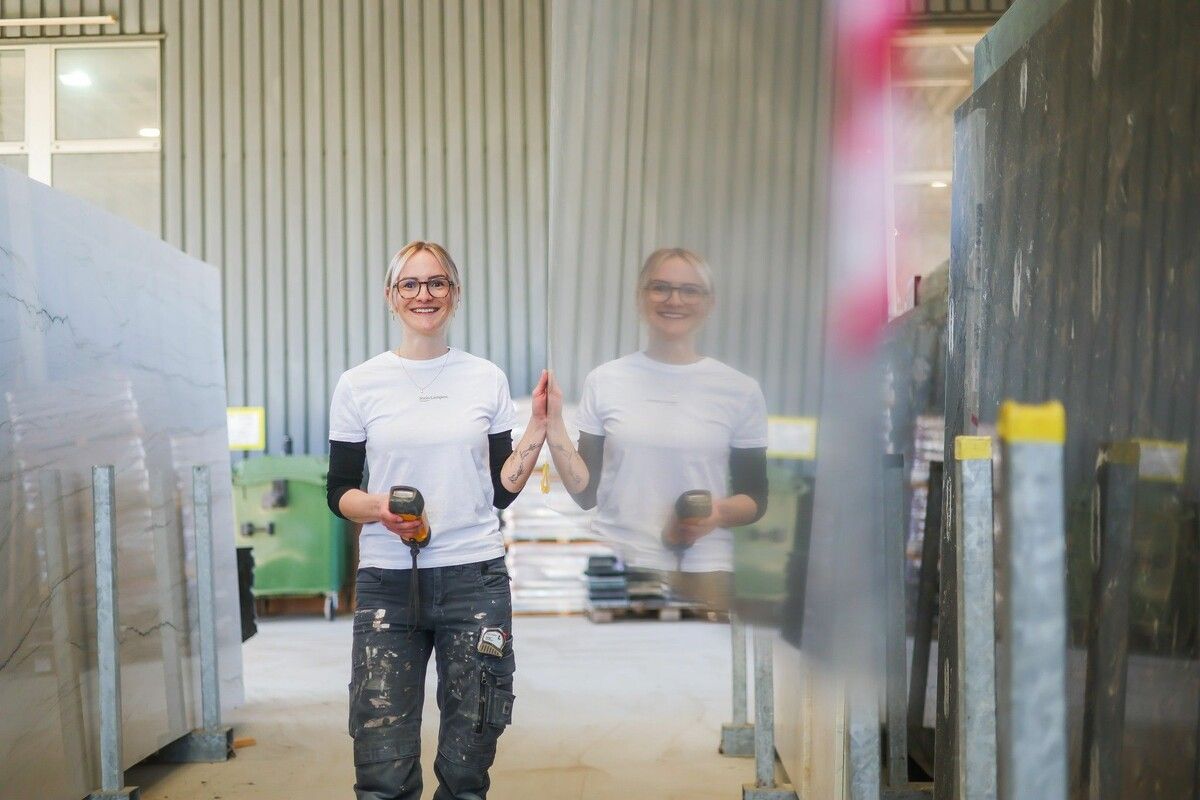 Mithilfe eines Krans werden die 350 Kilogramm schweren Platten auf Rollwägen verladen. Die Steinmetze müssen sie aber selbst in die Halle schieben.⇒vn/steurer (4)