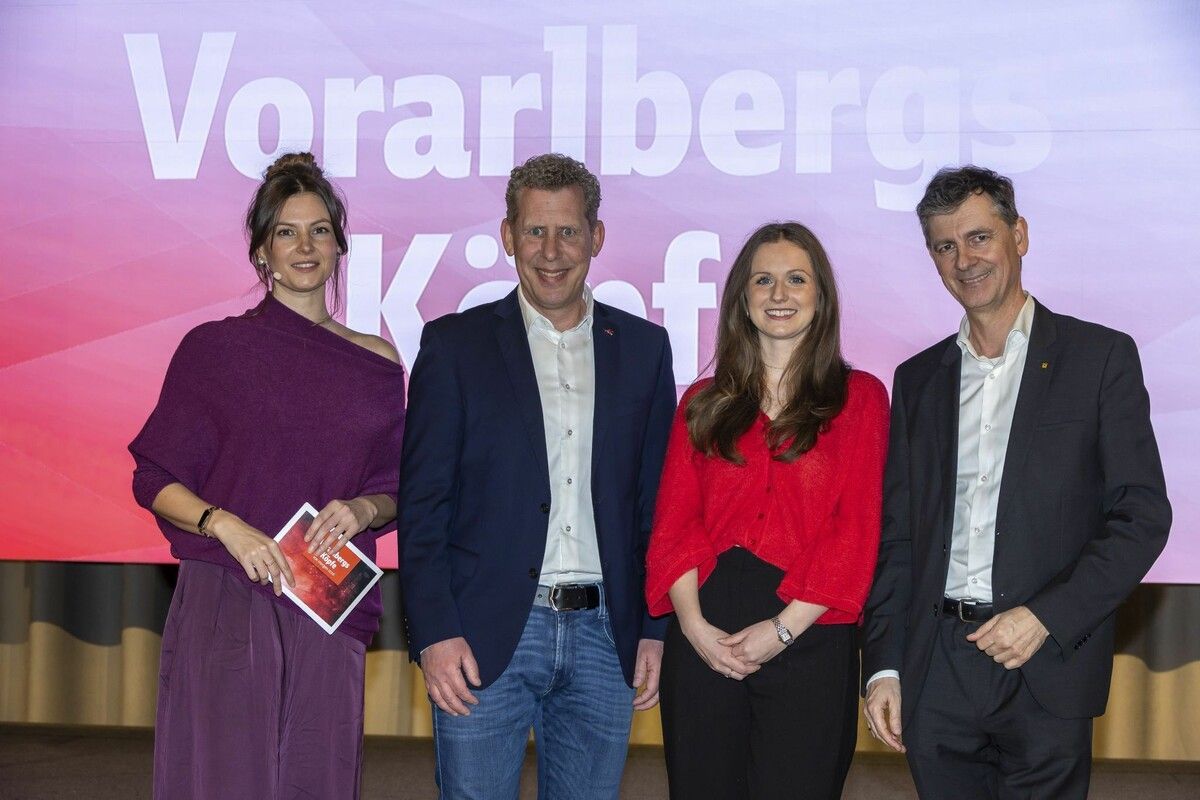 Moderatorin Isabella Canaval, AK-Präsident Bernhard Heinzle, die stv. VN-Chefredakteurin und Projektleiterin Mirijam Haller sowie Vorstandsvorsitzender Michael Alge (Raiffeisen Landesbank).⇒VN/Paulitsch