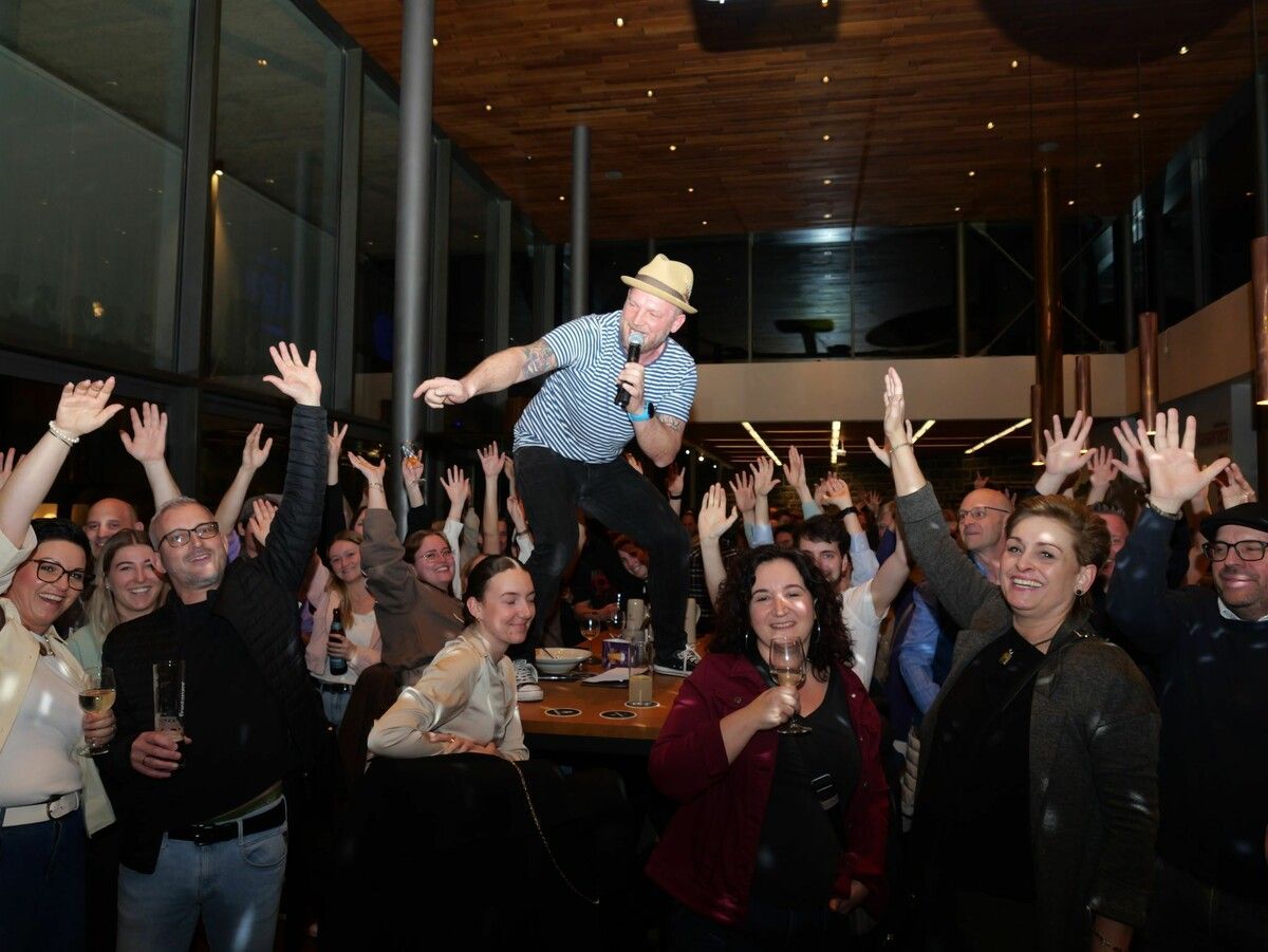 „Moose Crossing“ Sänger und Gitarrist Daniel Benzer heizte dem Publikum im Rösslepark kräftig ein.⇒Henning Heilmann (3)