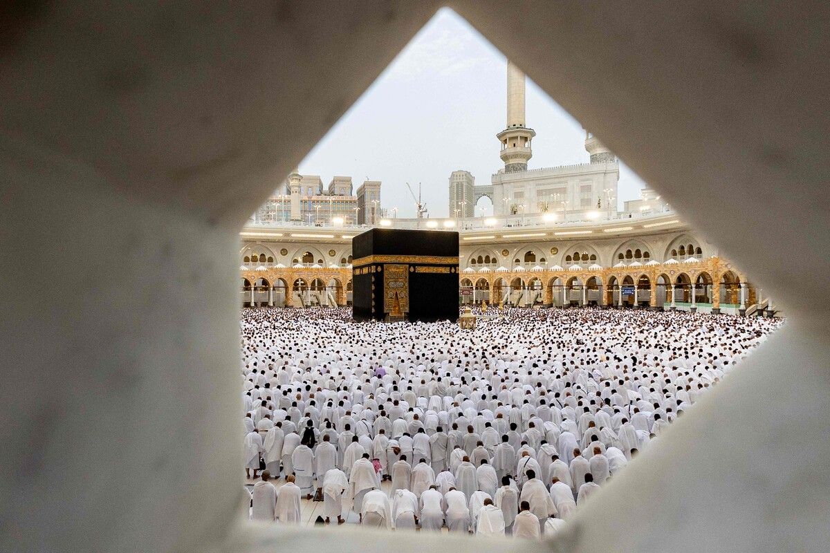 Muslimische Gläubige versammeln sich in der Großen Moschee in Mekka in Saudi-Arabien, um die Kaaba - das heiligste Heiligtum des Islam - anlässlich des heiligen Monats Ramadan zu umrunden. AFP (5)