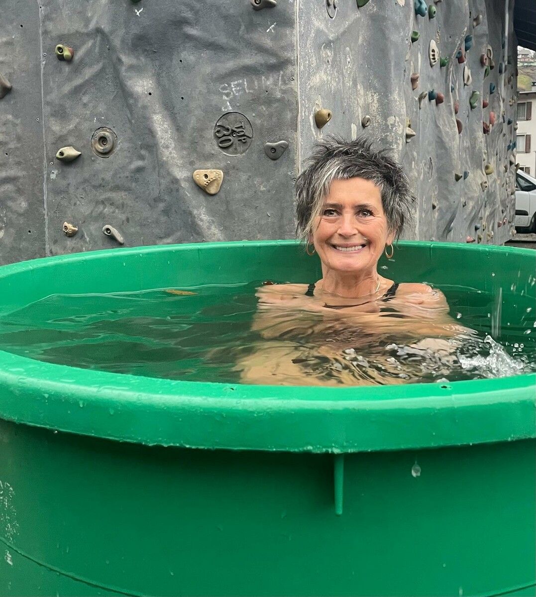 Mutige Teilnehmer des KneippAktivClubDornbirn wagten den Schritt ins eiskalte Wasser.⇒Kneipp Aktiv Club