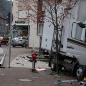 Lastwagen tötet Mutter und Kind auf Gehweg