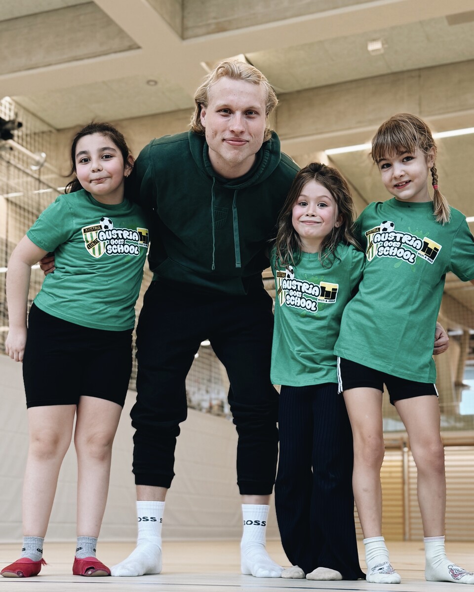 Nicht nur die Schüler hatten ihren Spaß, auch Austria Lustenaus Zweier-Tormann Phillip Böhm machte der „Unterricht“ viel Freude.⇒SCA