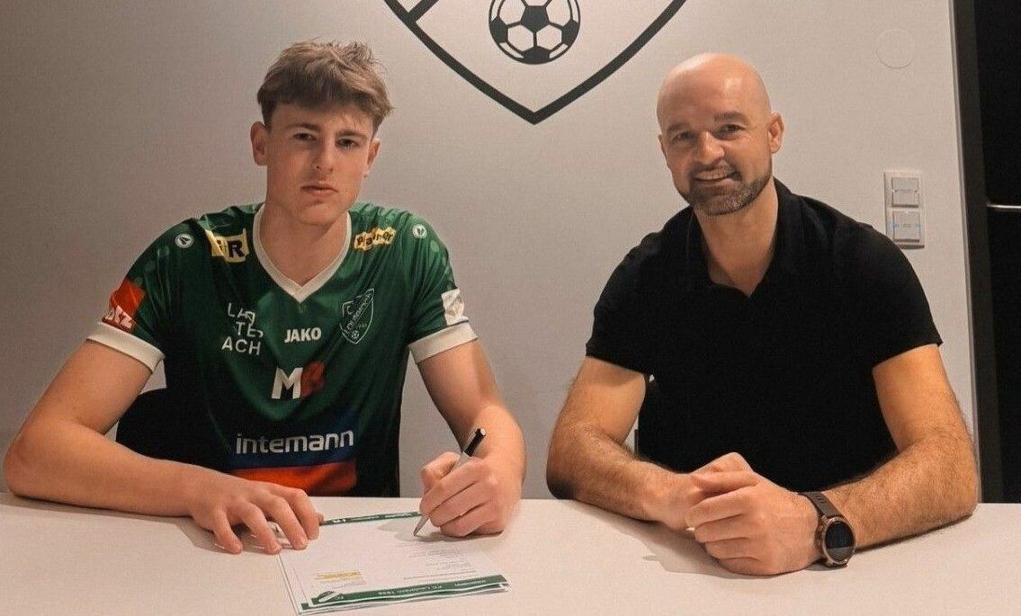 Nico Grabic (l.) mit Lauterach-Sportchef Zlatko Jurcevic bei der Vertragsunterzeichnung.⇒privat