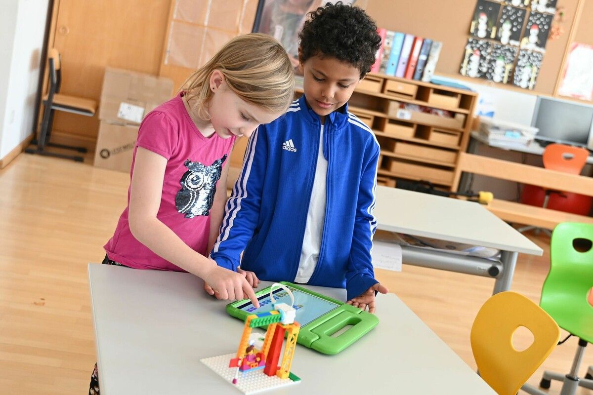 Noah und Alia sind vom Lego-Workshop begeistert. ⇒Stadt Feldkirch