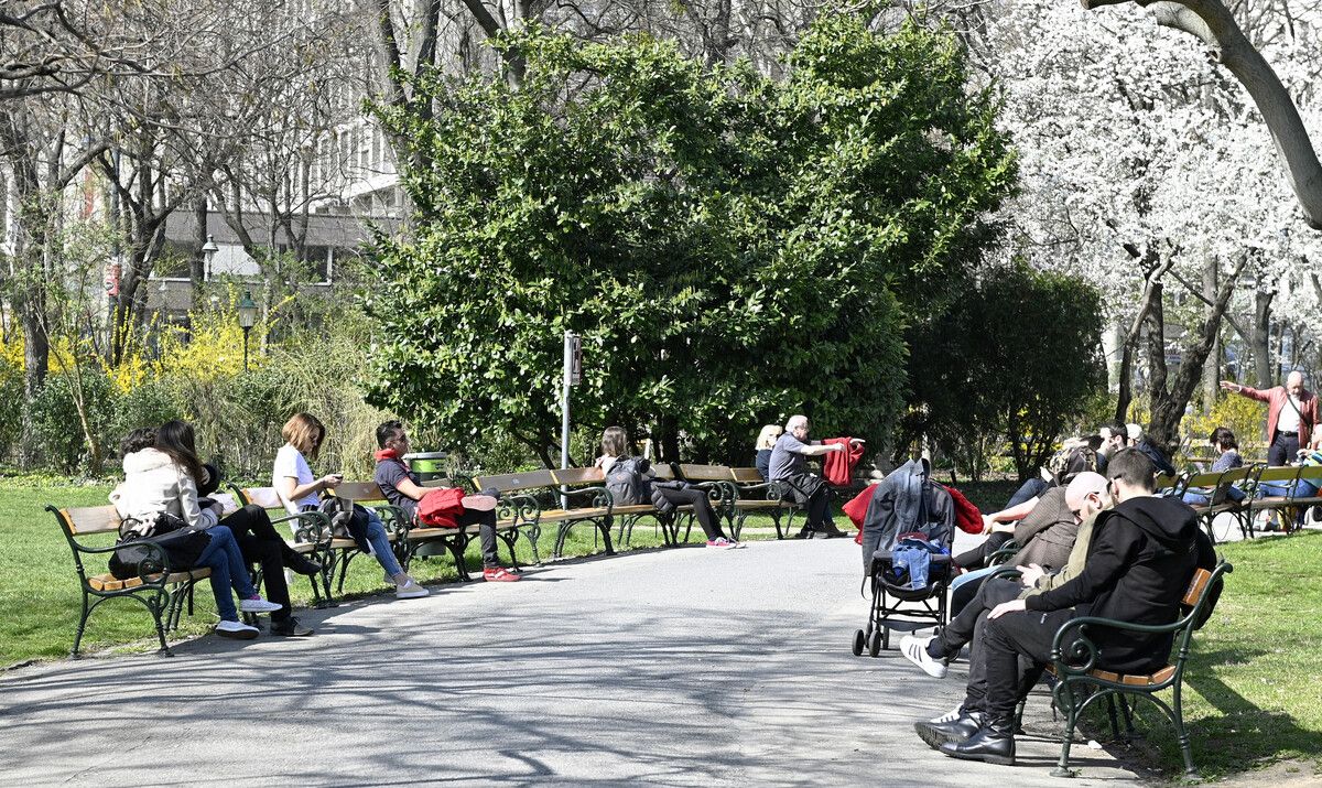 Ob Frühjahrsmüdigkeit oder nicht – die Frühlingssonne auf einer Parkbank zu genießen, tut immer gut.⇒Apa