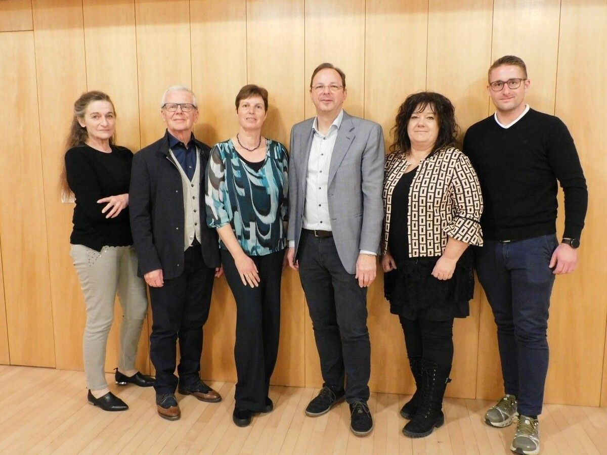 Obmann Gerd Fleisch (Mitte) verabschiedete viele Mitarbeiter in den Ruhestand.