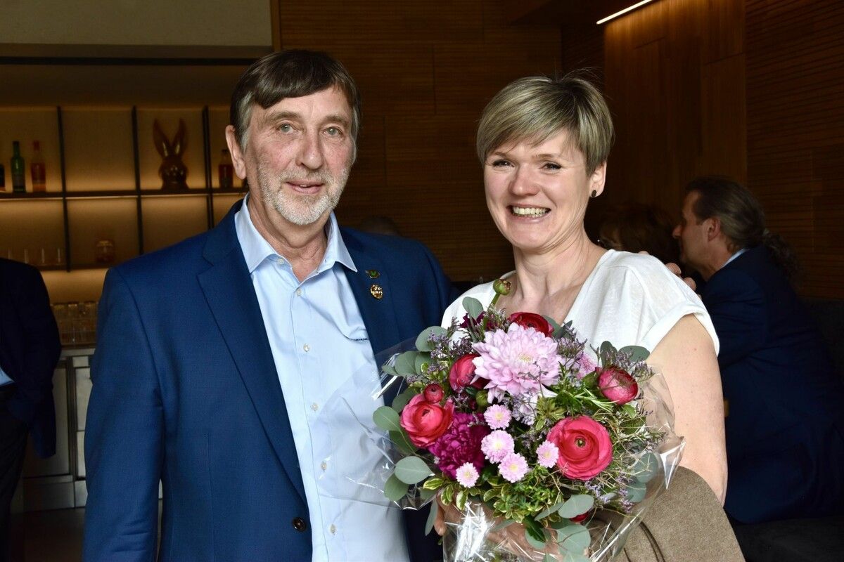 Obmann Peter Bilgeri vom Bludenzer Liederkranz und Cindy Franz, die musikalische Leiterin des Chores Sunshine.⇒sco (2)