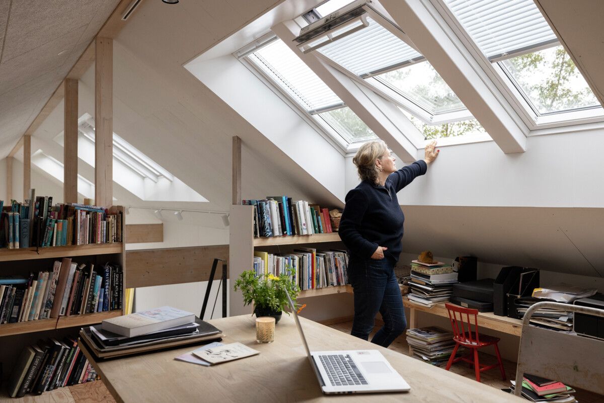 Ohne viel zusätzlichen Bauaufwand lässt sich die Fensterfläche deutlich erweitern und so ein offeneres Raumgefühl mit mehr Tageslicht schaffen. ⇒VELUX