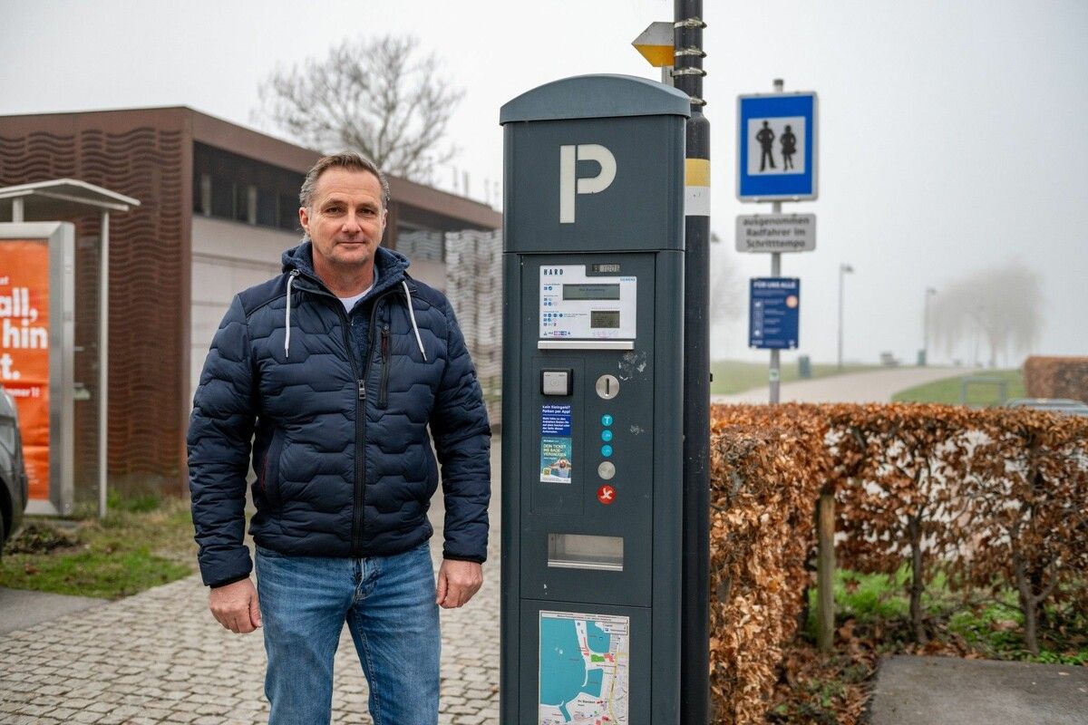 Oliver Kitzke von der Liste „JA für Hard“ auf dem See-Parkplatz.⇒VN/Rhomberg