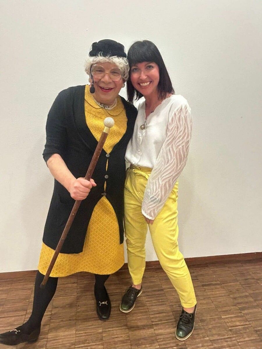 Oma Lilly alias Christian Mair besuchte die ehrenamtlichen Hospizbegleiter. ⇒Caritas