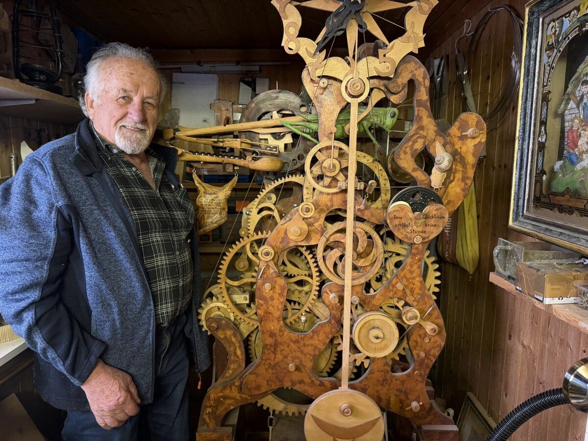 Othmar Ganahl zeigt voller Stolz seine 2,20 Meter hohe „Heuschrecken-Uhr“.⇒VOL/Rausch