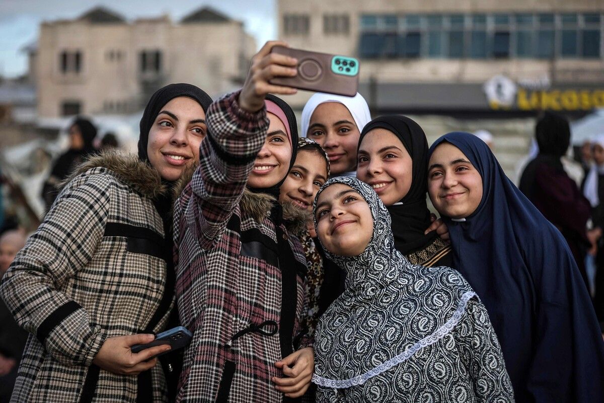 Palästinensische Mädchen posieren auf dem zentralen Al-Saraya-Platz in Gaza-Stadt für ein Selfie.