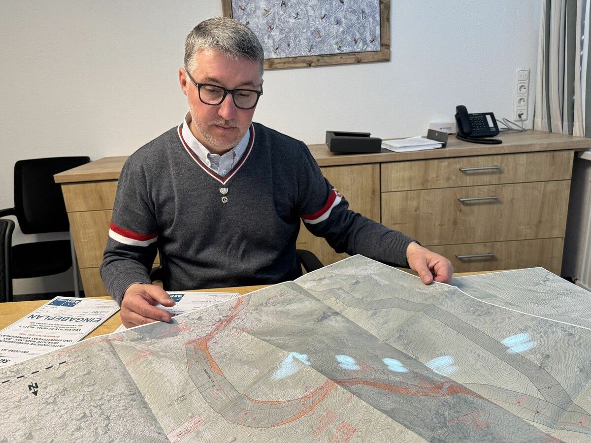 Philipp Zangerl, Vorstandsvorsitzender der Ski Zürs AG, zeigt die Baupläne. ⇒VN/dos