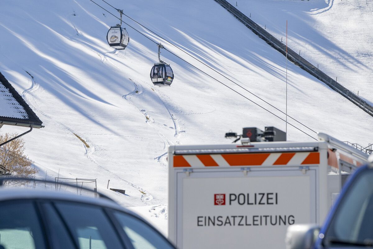 Polizei-Einsatzfahrzeug bei der Talstation der Titlisbahnen in Engelberg. Die Ermittlungen zum Gondelabsturz dauern an. ⇒AFP