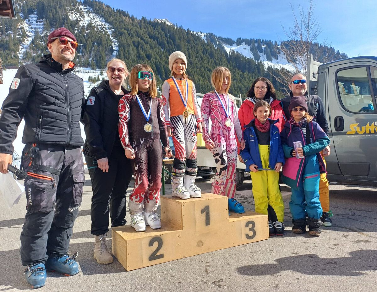 Preisverteilung mit glücklichen Gesichtern.⇒hab