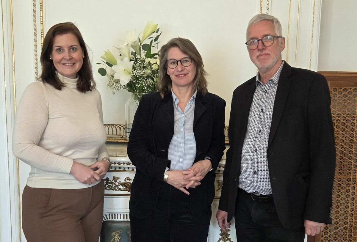 Prof. Uta Degner (M.) mit Verena Burtscher (Falkenhorst) und Otto Schwald (VHS Bludenz). ⇒OS (2)