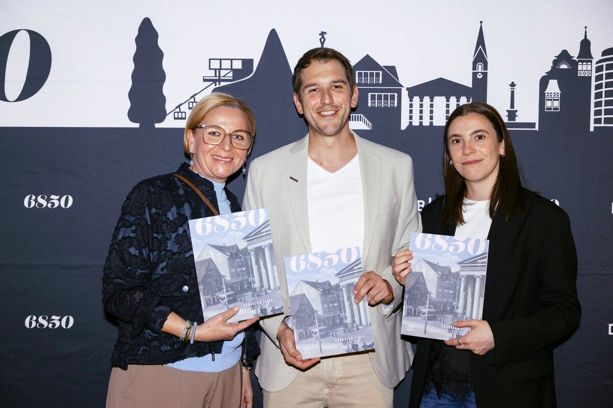 Projektleiterin Silvia Hagspiel-Eisenhofer, Tourismus Dornbirn-GF Michael Rüdisser mit der ehemaligen Stadtmagazin-Projektleiterin Valentina Marchetti, die ebenfalls zur Präsentation der neuen Ausgabe erschienen war.⇒cth (4)