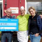 Spendenscheck vor dem Osterfest