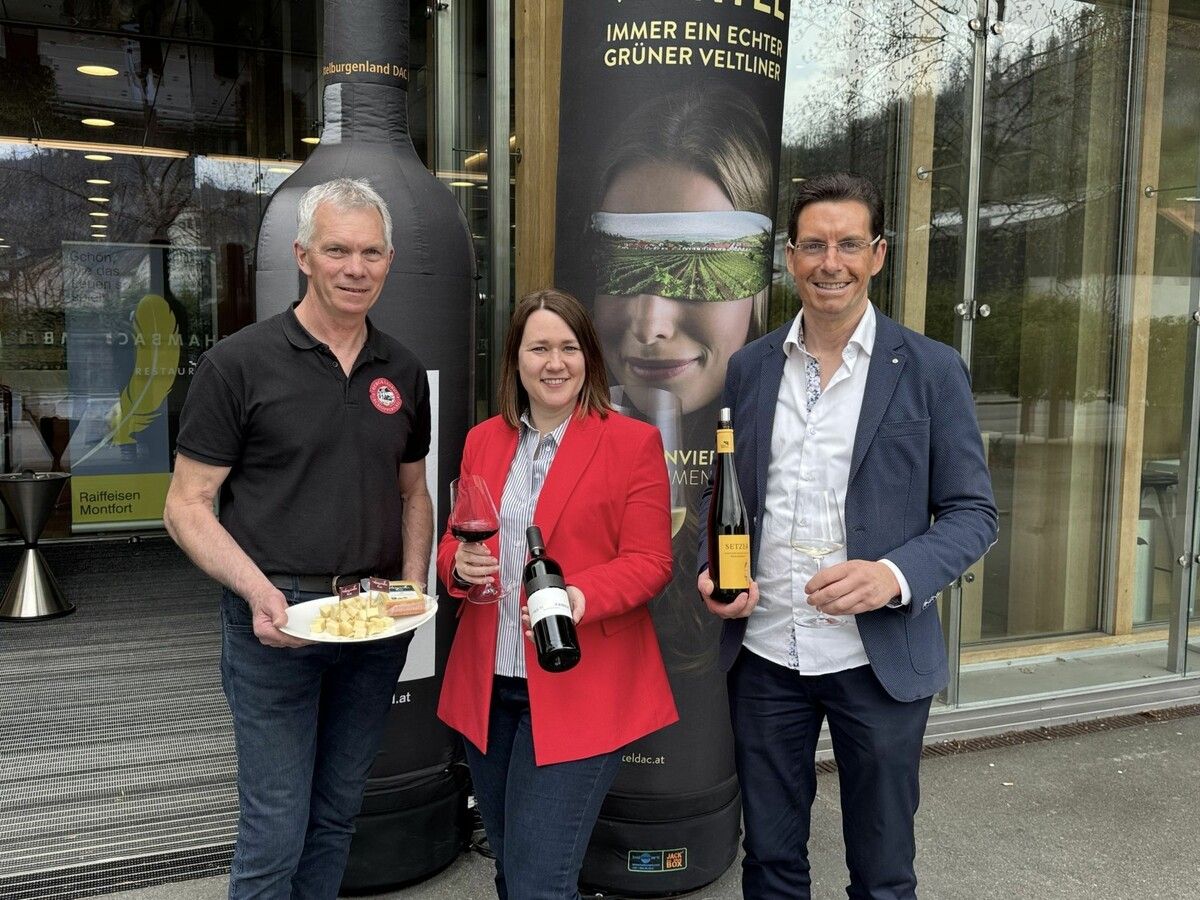 Raimund Beer von der Bergkäserei Schoppernau mit Präsidentin Lisa Kölly-Pfneisl (Verband Blaufränkisch Mittelburgenland) und dem Vorsitzenden des regionalen Weinkomitees Hans Setzer (Weinviertel).⇒Sigrid Juen