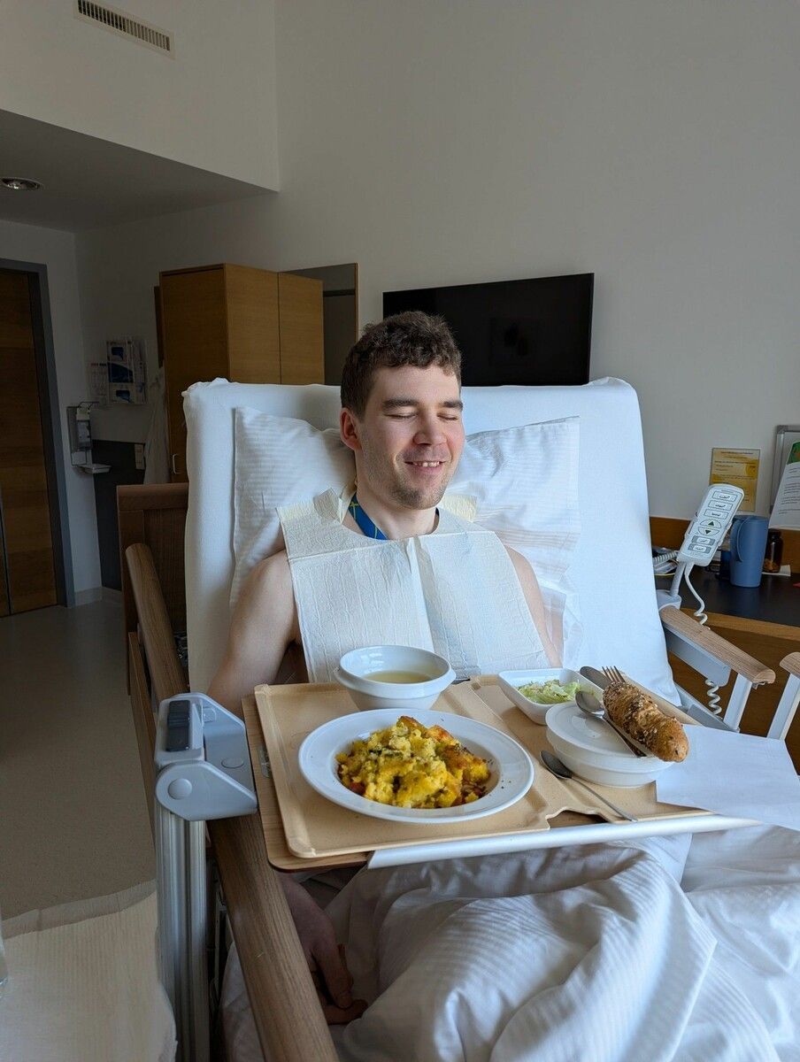 Raphael aus Schnifis ist 26 und sitzt wegen Multipler Sklerose im Rollstuhl - jetzt sucht er dringend eine Wohnung, um wieder selbstständiger zu sein. ⇒privat