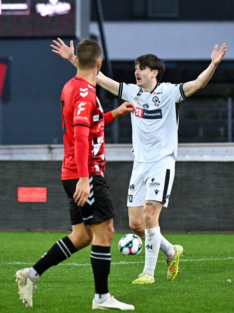 Ratlosigkeit herrscht bei SWB-Torschütze Jan Stefanon (rechts) und Co. ob der dritten Niederlage in Folge. ⇒gepa