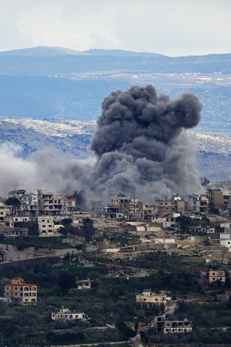 Rauch steigt nach israelischem Beschuss über dem libanesischen Dorf Khiam auf.⇒AFP