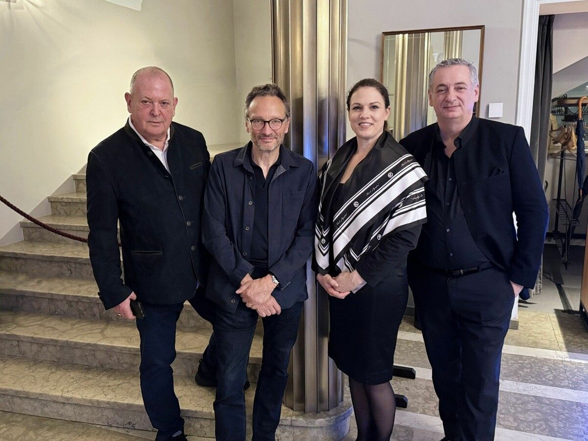 Regisseur Dieter Kaegi, Bühnen- und Kostümbildner Francis O’Connor, Mezzosopranistin Katerina Hebelková und Dirigent Yannis Pouspourikas bei der Opernpremiere.⇒⇒Sigrid Juen