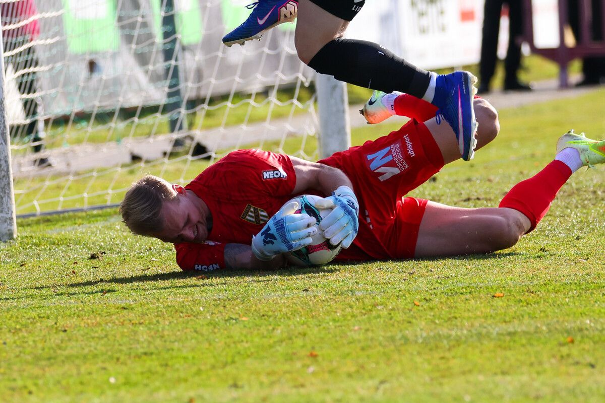 Richtig zugreifen, so kennen die Austria-Fans Domenik Schierl. Das FAC-Spiel ist auch ein Duell der Torhüter mit den wenigsten Gegentreffern. Mit 11:16 liegt Kirchmayr voran.⇒gepa/2