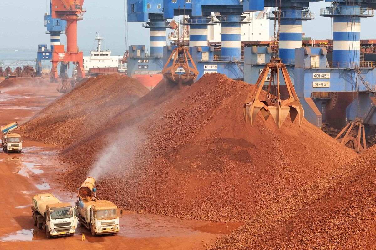 Riesige Kräne sind im Hafen von Yantai in der chinesischen Provinz Shandong beim Entladen von Bauxit für die Aluminiumherstellung im Einsatz.