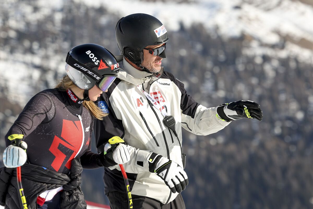 Roland Assinger im Gespräch mit Nina Ortlieb während des Weltcups in Val di Fassa.⇒gepa
